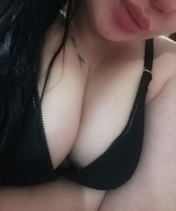 Ночные бабочки метро Бауманская Красноярск: кто находит утешение в тени городской жизни